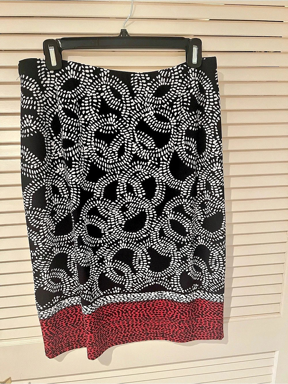 Chico's Abstract Print Midi Skirt in Black & Red Size 1